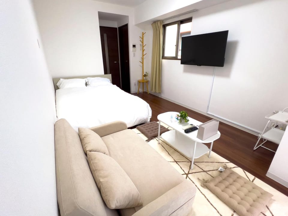 Bed, TV and multimedia, Living room, Photo of the whole room