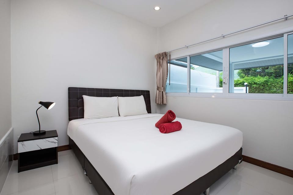 Bed, Photo of the whole room, Bedroom, towels