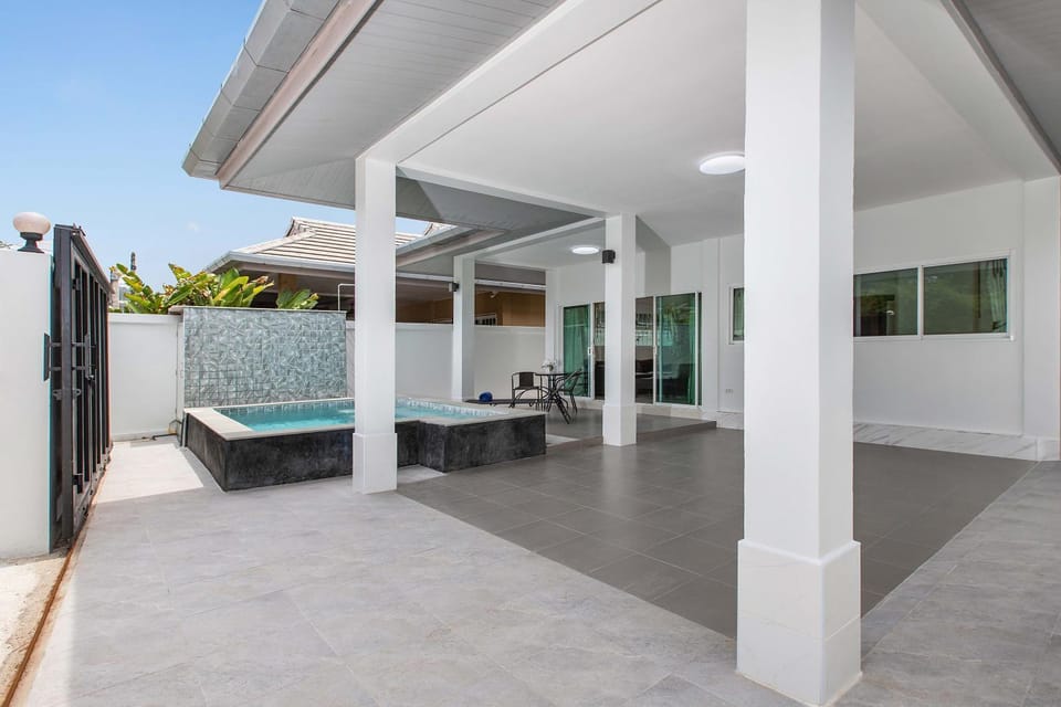 Patio, Day, Balcony/Terrace, Swimming pool, Parking