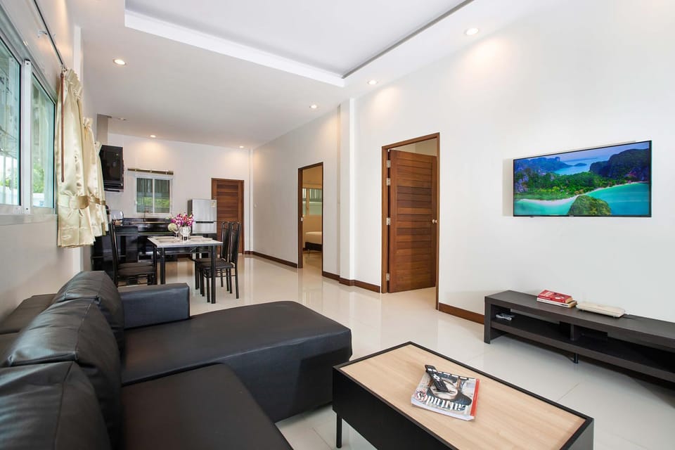 TV and multimedia, Kitchen or kitchenette, Living room, Seating area, Dining area