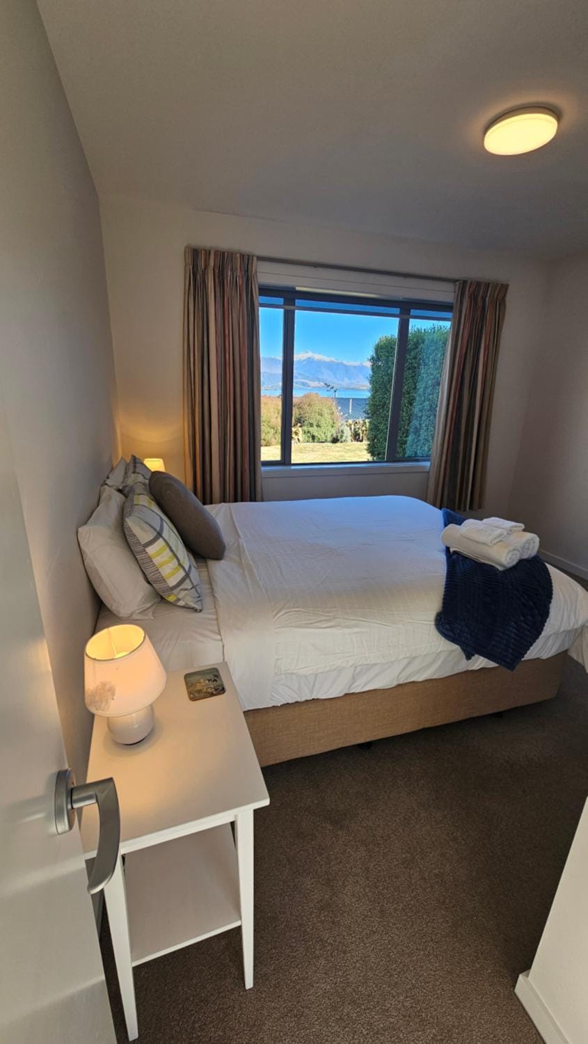 Home with Amazing Lake and Mountain Views House in Wanaka