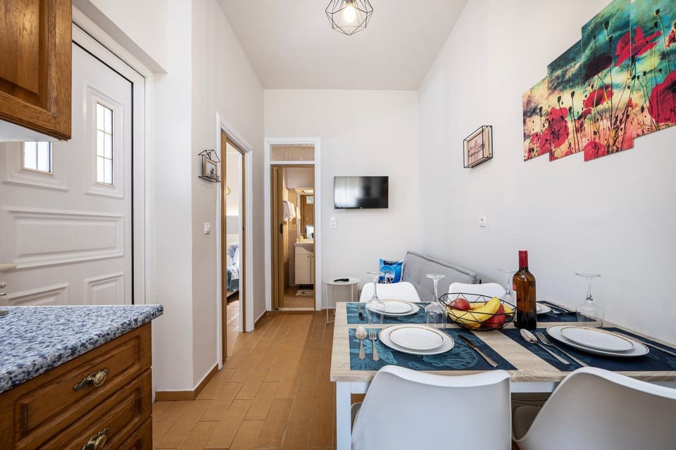 TV and multimedia, Kitchen or kitchenette, Living room, Seating area