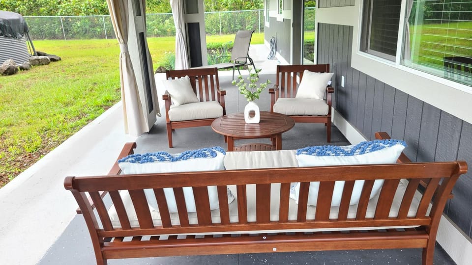 Luxury 800 Sq Ft 1 bedroom Suite Full Large Kitchen Free Laundry Apartment in Orchidlands Estates
