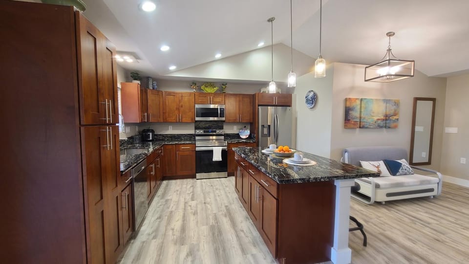 Luxury 800 Sq Ft 1 bedroom Suite Full Large Kitchen Free Laundry Apartment in Orchidlands Estates