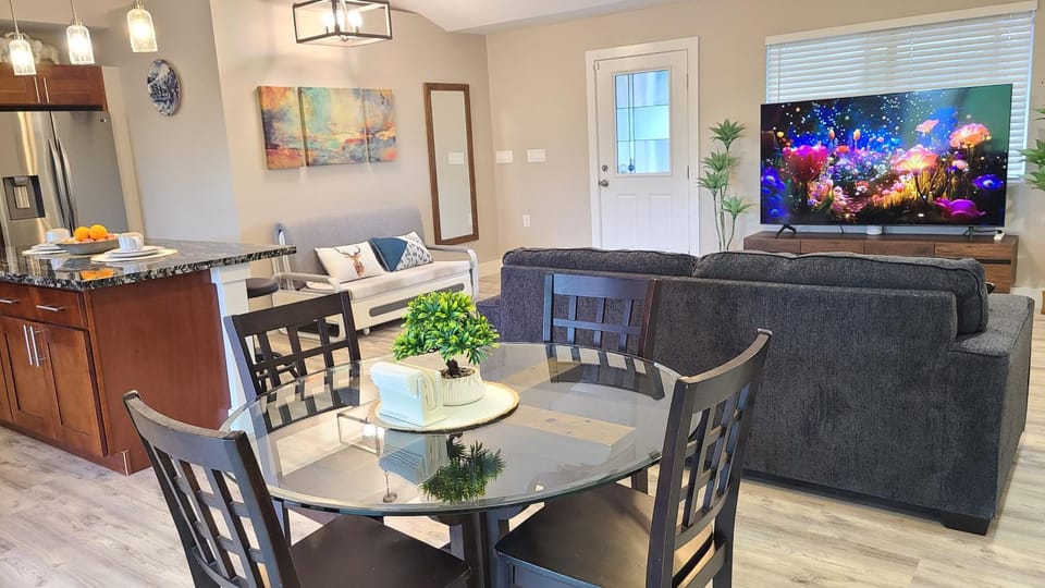 Luxury 800 Sq Ft 1 bedroom Suite Full Large Kitchen Free Laundry Apartment in Orchidlands Estates