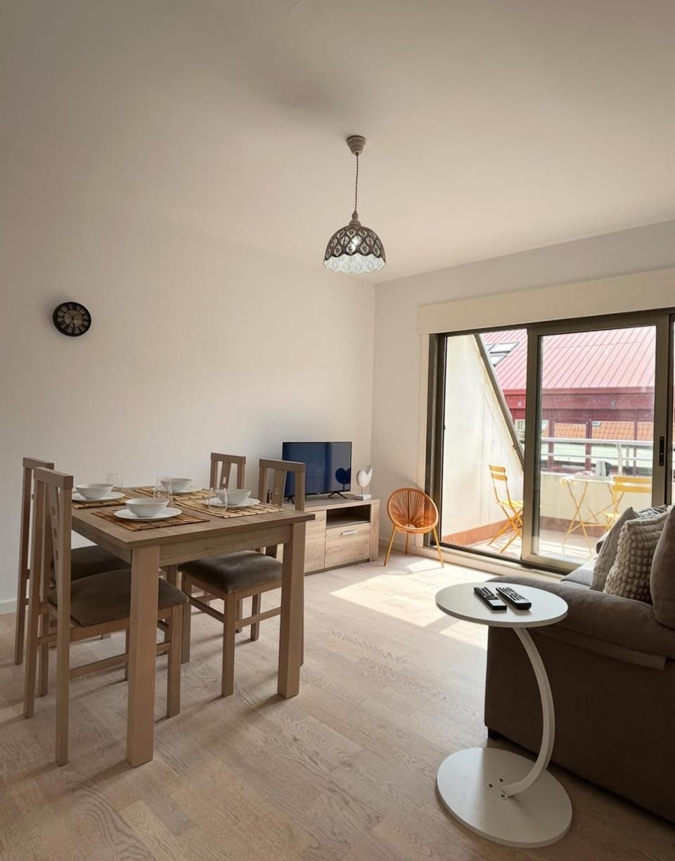 TV and multimedia, Living room, Seating area, Dining area