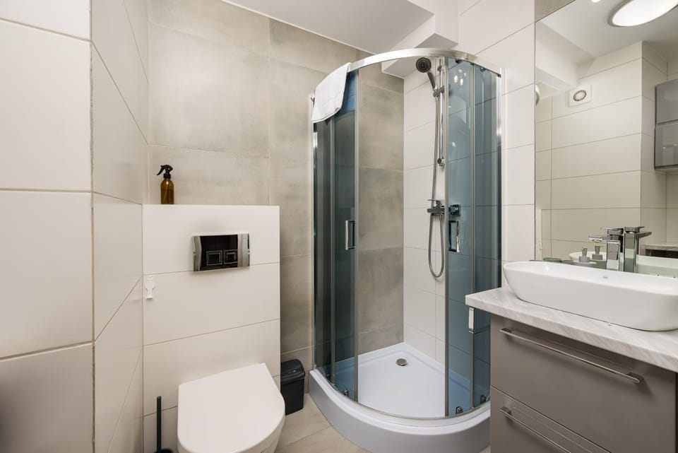 Shower, Toilet, Bathroom, towels