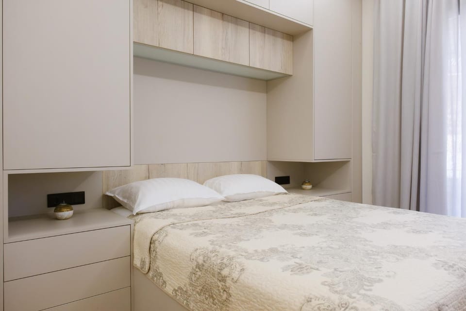 Photo of the whole room, Bedroom, locker
