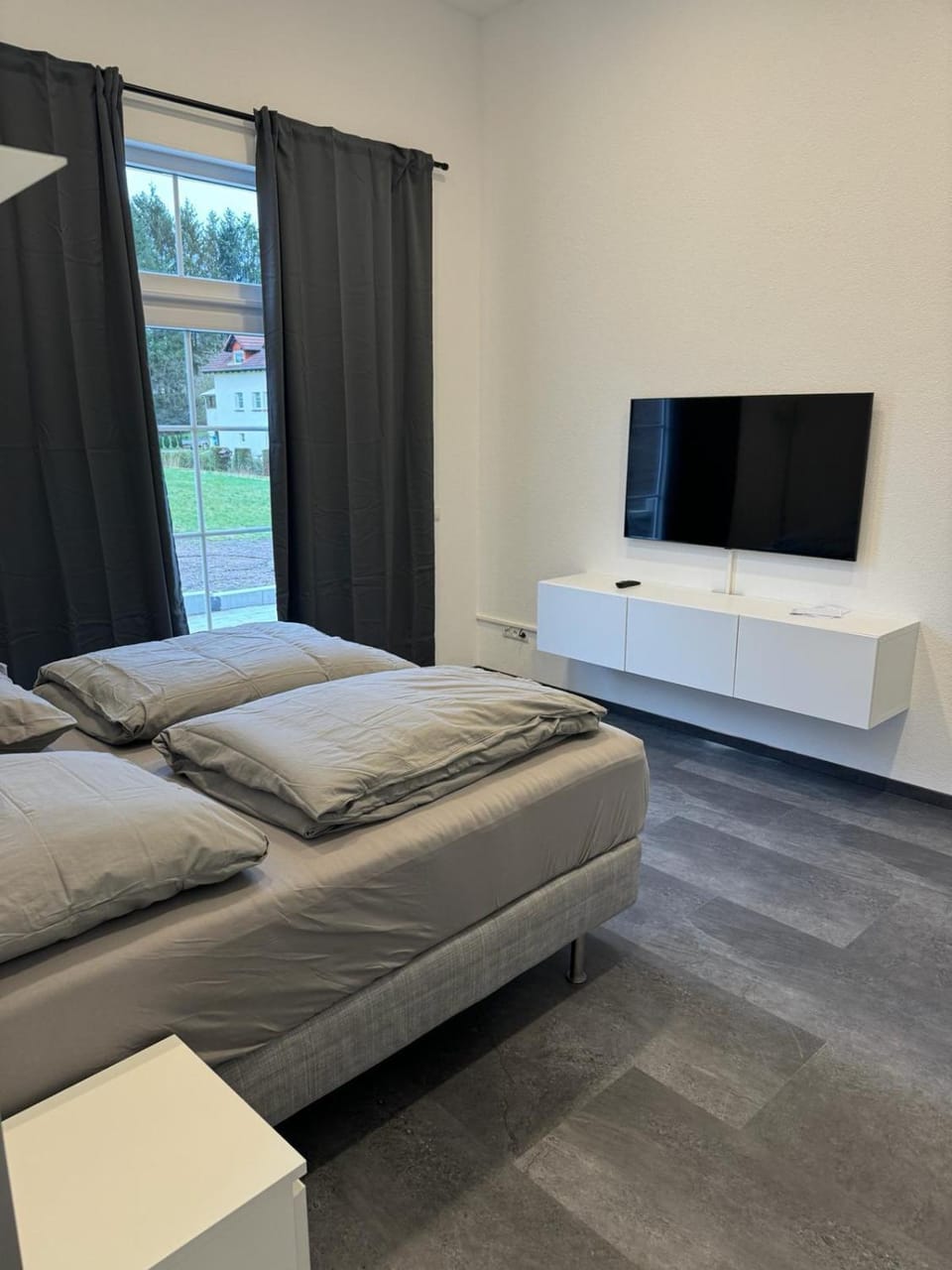 Bed, TV and multimedia, Bedroom