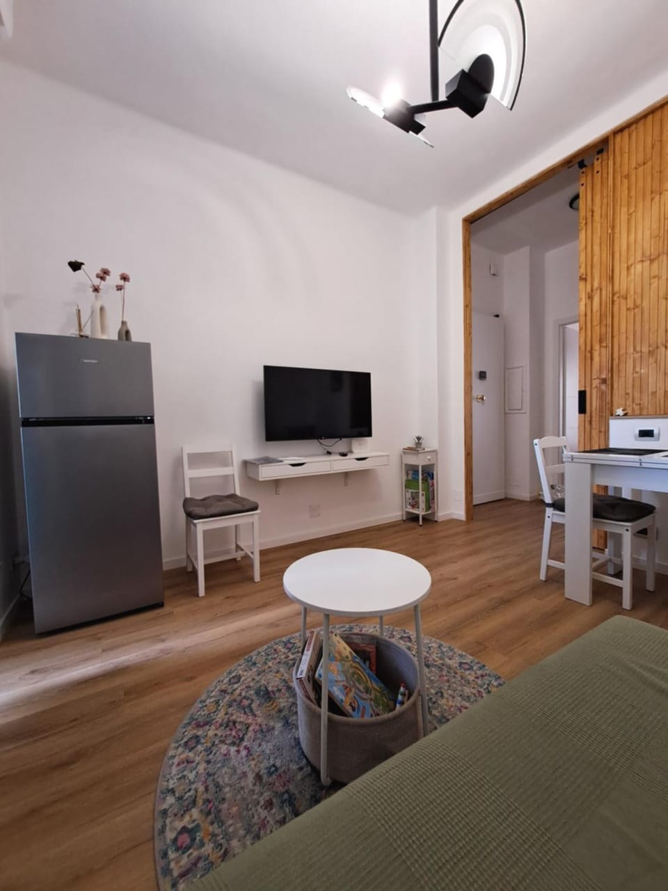 Communal lounge/ TV room, TV and multimedia, Living room, Seating area, Dining area
