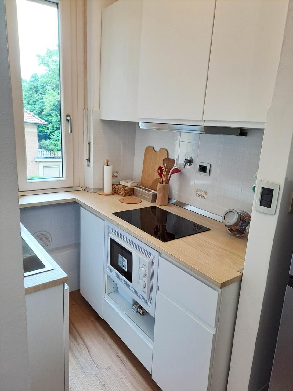 Coffee/tea facilities, Kitchen or kitchenette, stove