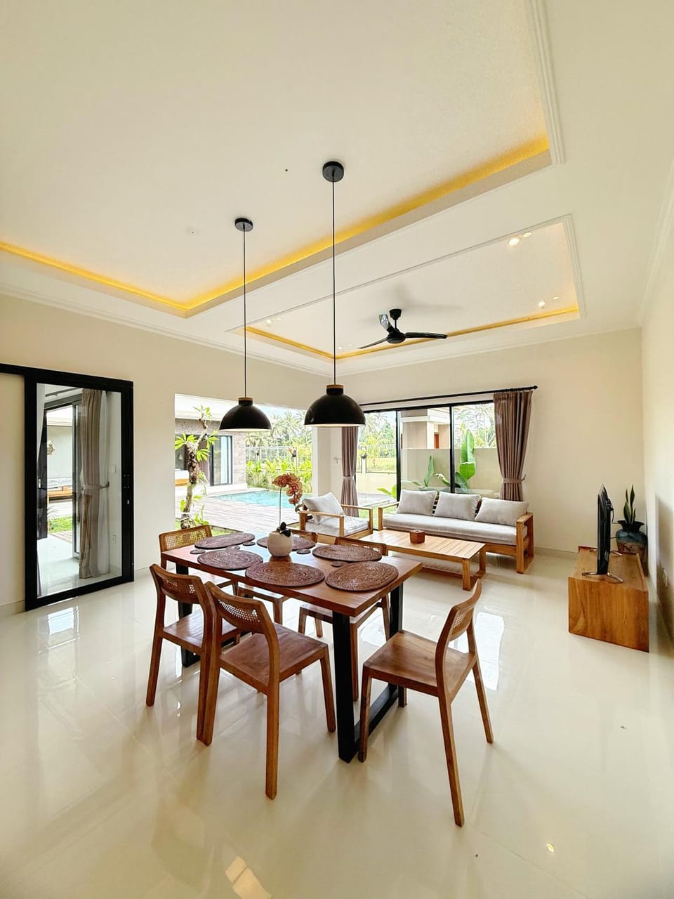 Living room, Seating area, Dining area