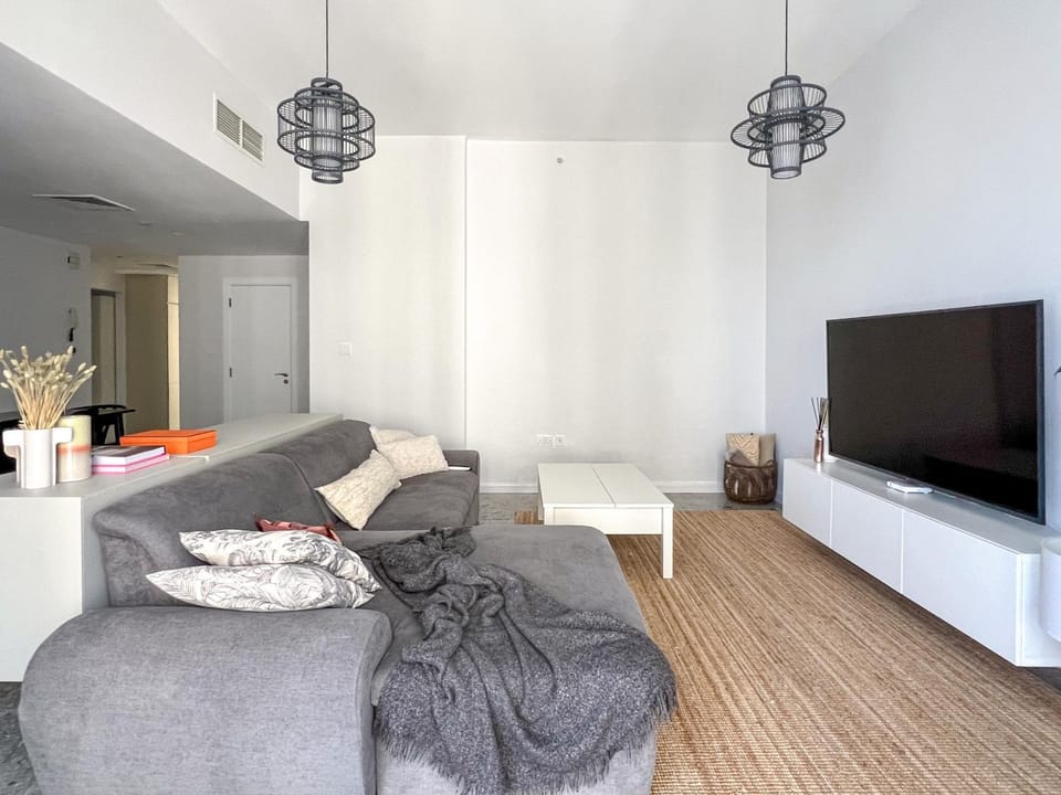TV and multimedia, Living room, Evening entertainment