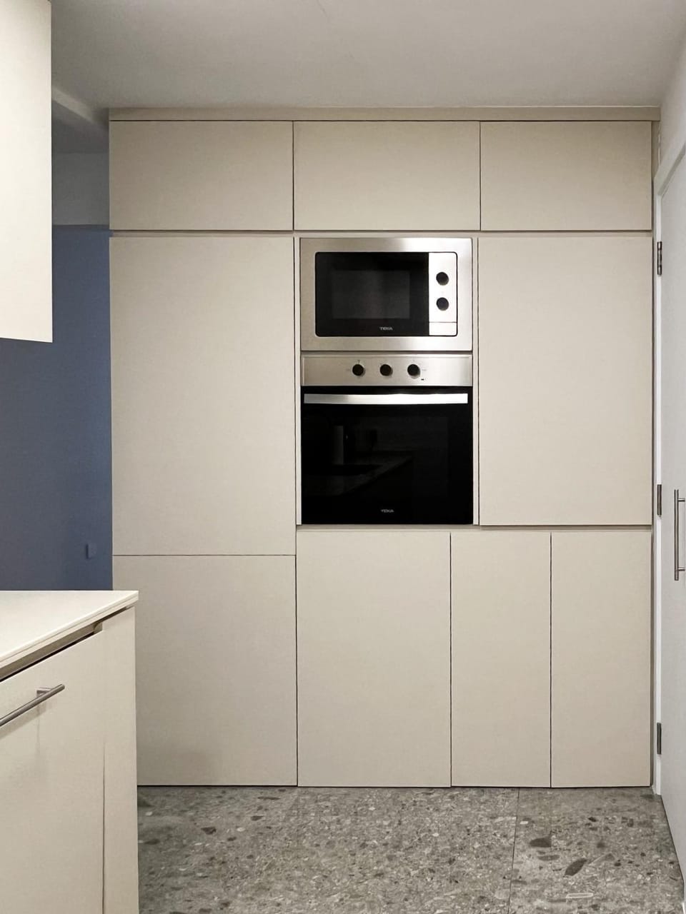 Kitchen or kitchenette, oven