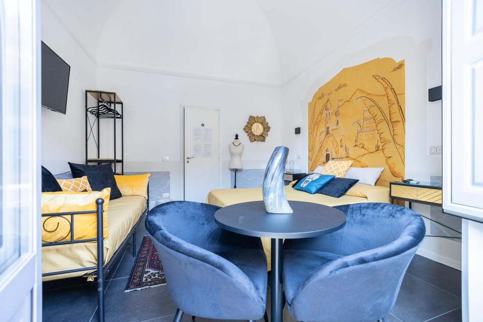 Bed, TV and multimedia, Photo of the whole room, Seating area, Bedroom
