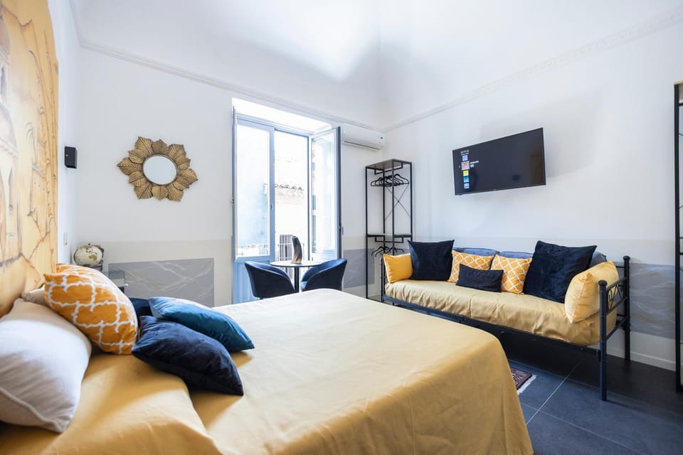 Bed, TV and multimedia, Photo of the whole room, Seating area, Bedroom