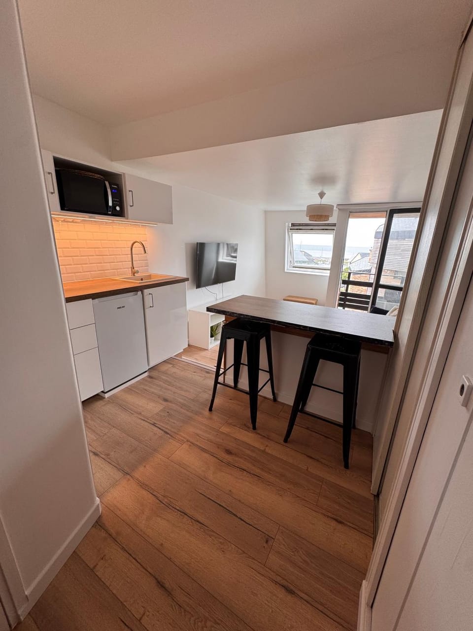 Kitchen or kitchenette, Dining area, minibar