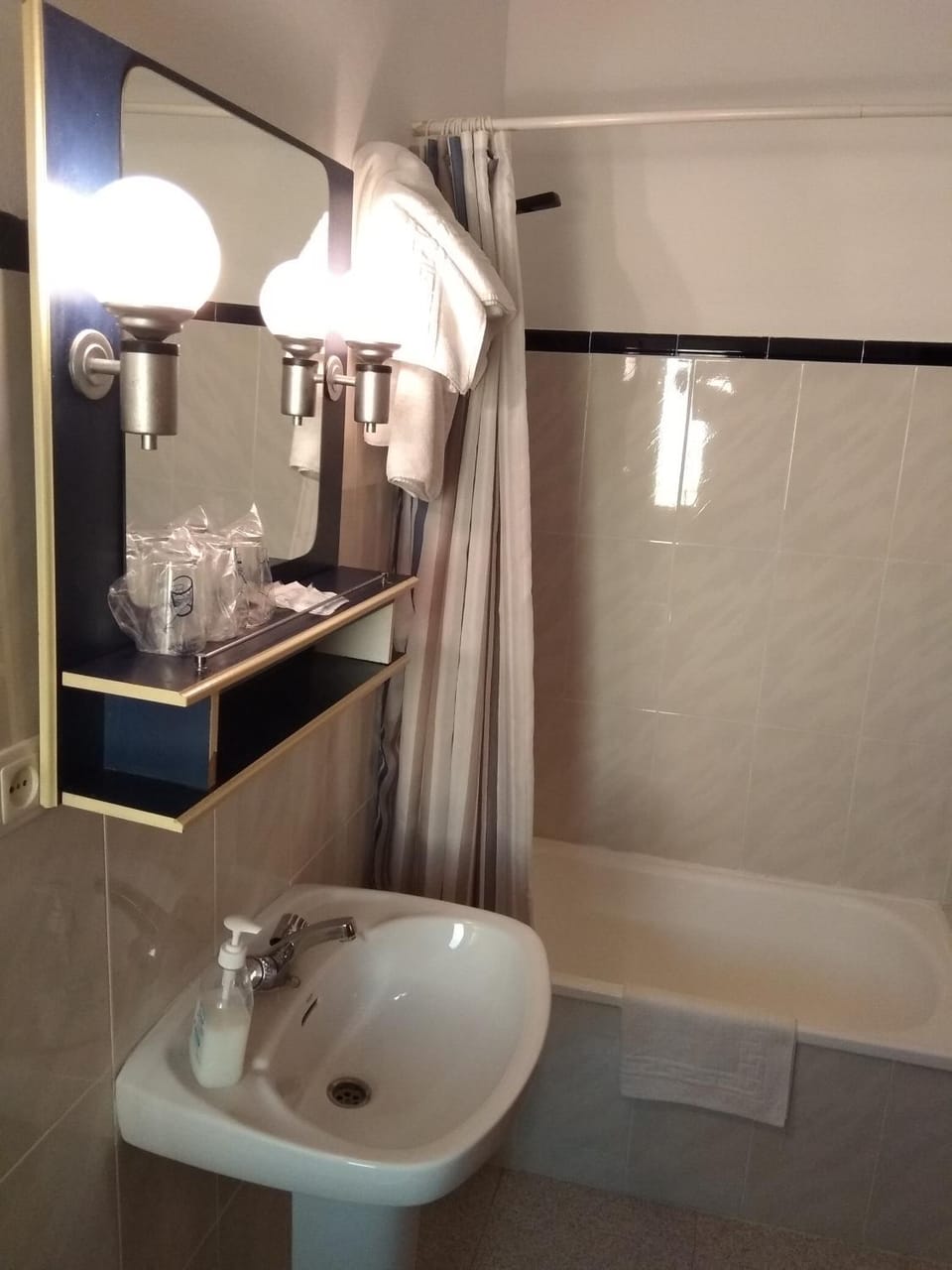 Bathroom, Bath, towels