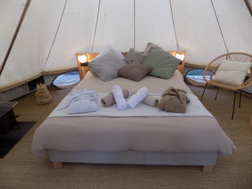 Tente luxe jacuzzi au bord des étangs Luxury tent in Nouvelle-Aquitaine