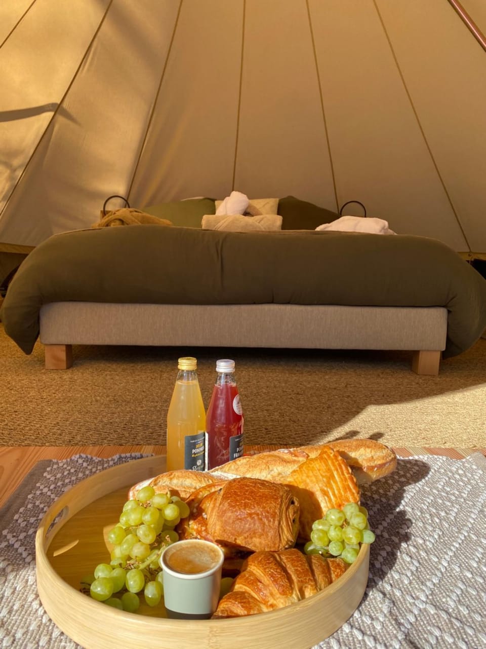 Tente luxe jacuzzi au bord des étangs Luxury tent in Nouvelle-Aquitaine