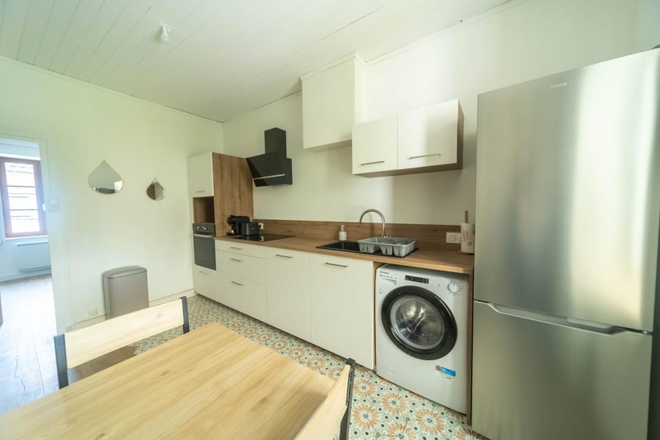 Coffee/tea facilities, dishwasher, minibar, oven, stove, toaster, toaster, washing machine