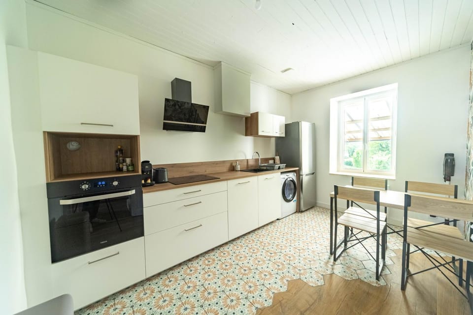 Coffee/tea facilities, Kitchen or kitchenette, Dining area, dishwasher, oven, stove, toaster, washing machine
