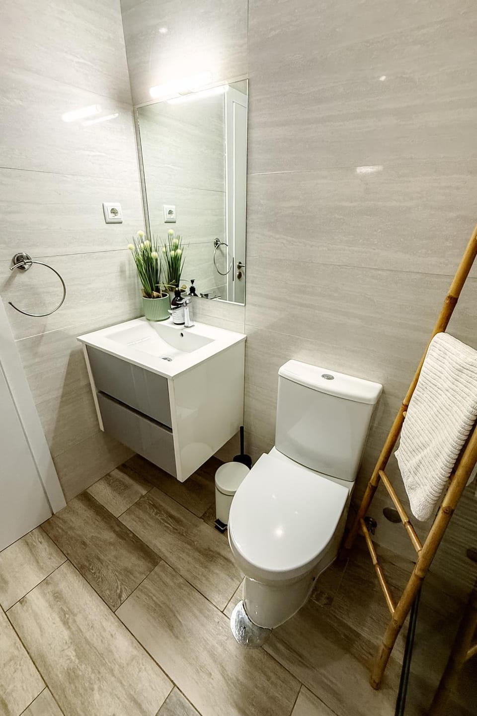 Toilet, Bathroom, towels