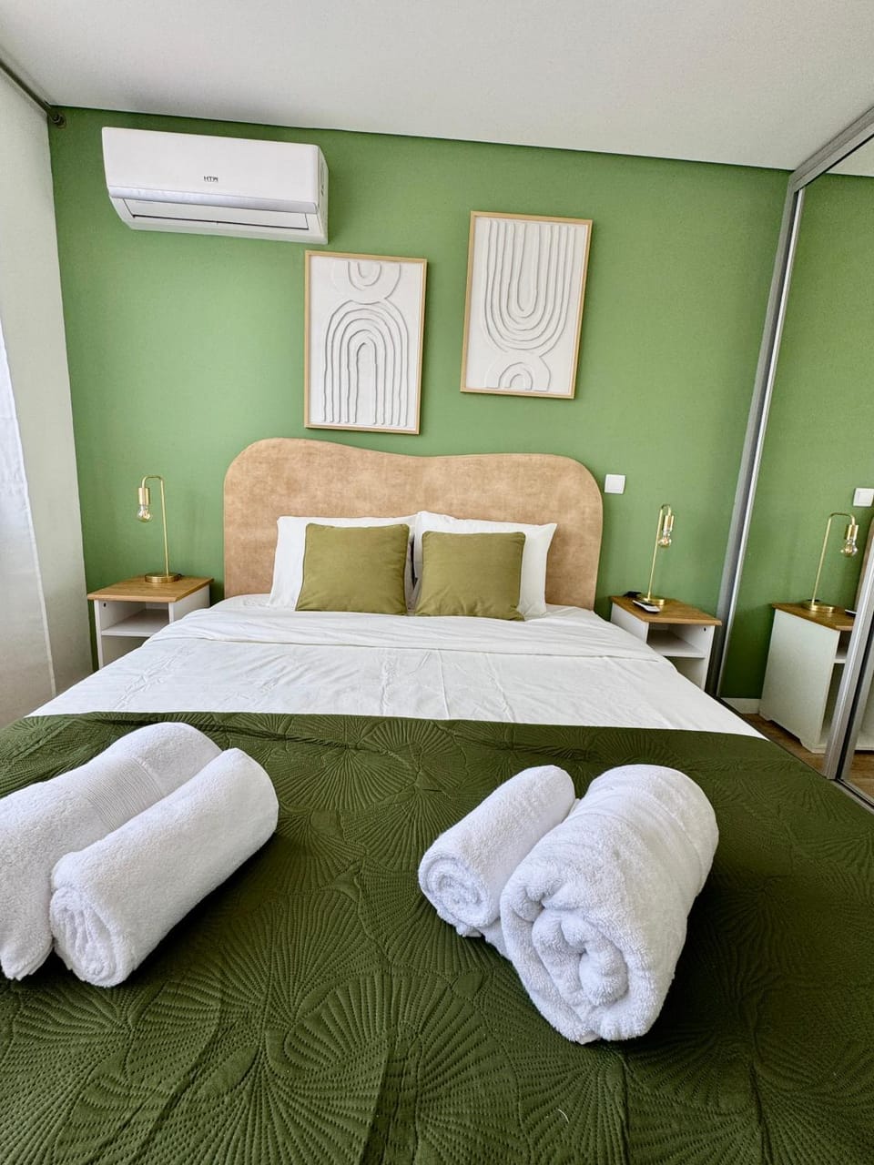 Bed, towels, air conditioner