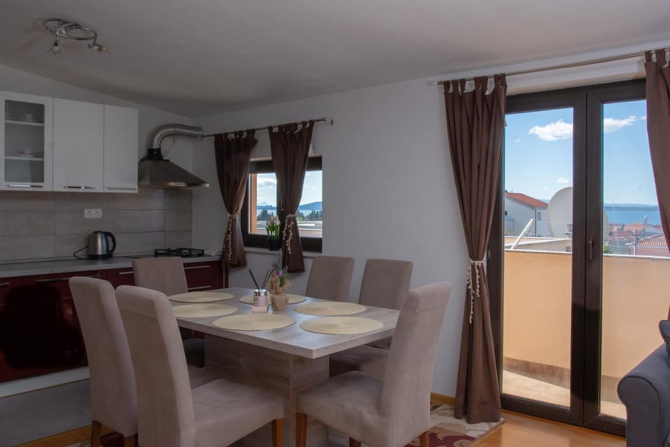 Kitchen or kitchenette, Seating area, Dining area, stove