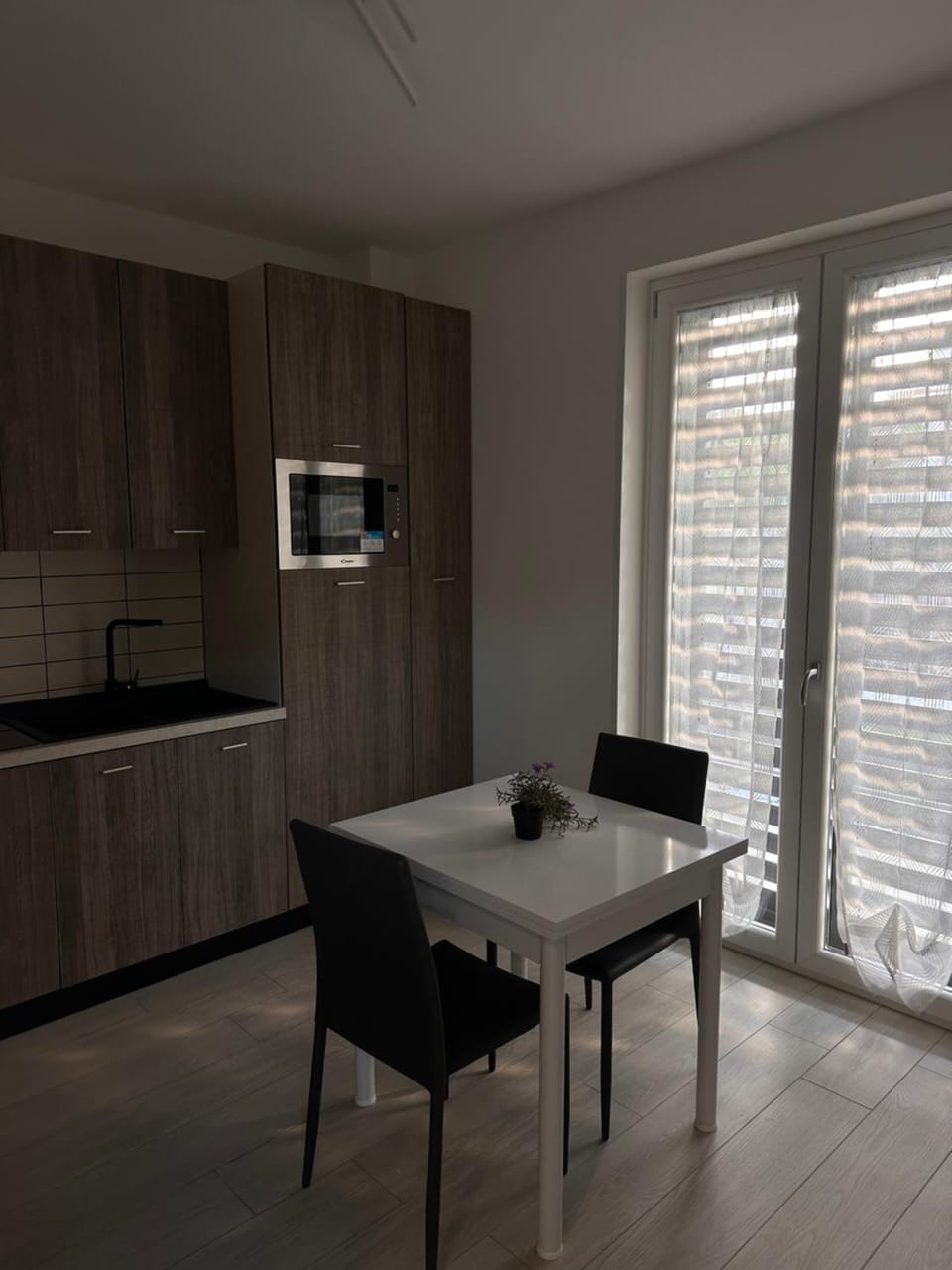 Kitchen or kitchenette, Dining area, stove