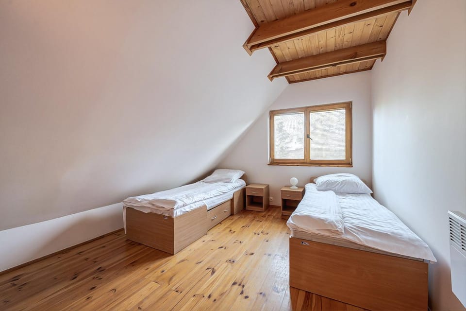 Bed, Other, Other, Other, Photo of the whole room, Seating area, Bedroom