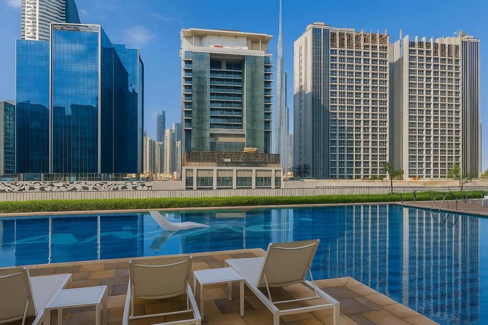 City view, Pool view, Swimming pool, sunbed