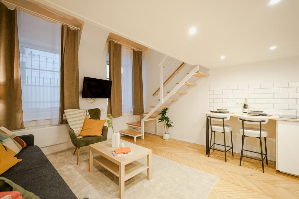 TV and multimedia, Living room, Photo of the whole room, Seating area, Family