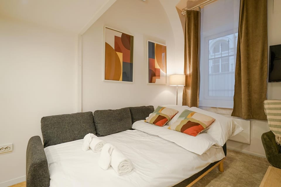 Bed, Living room, Photo of the whole room, towels