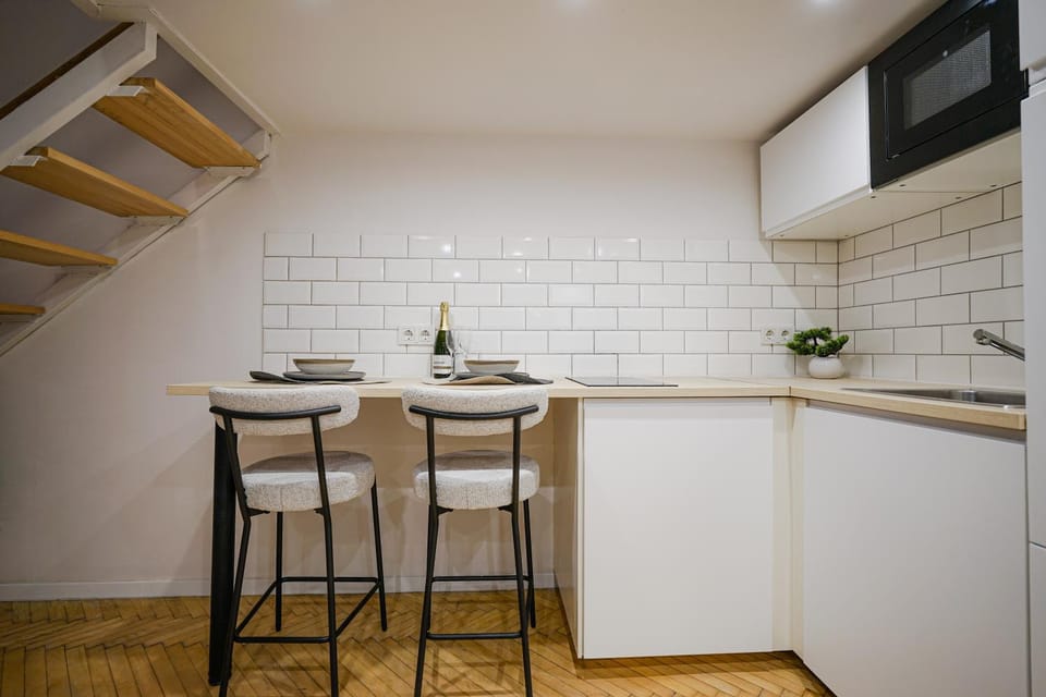 Kitchen or kitchenette, Dining area, furniture, internet, microwave, stove