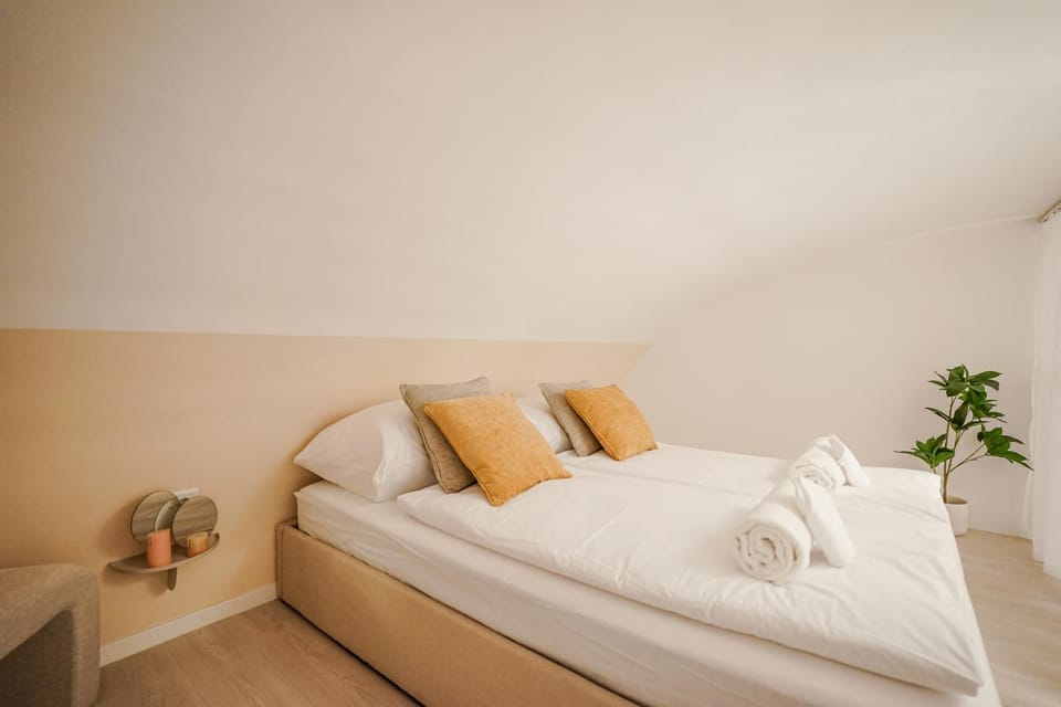 Bed, Photo of the whole room, Bedroom, towels
