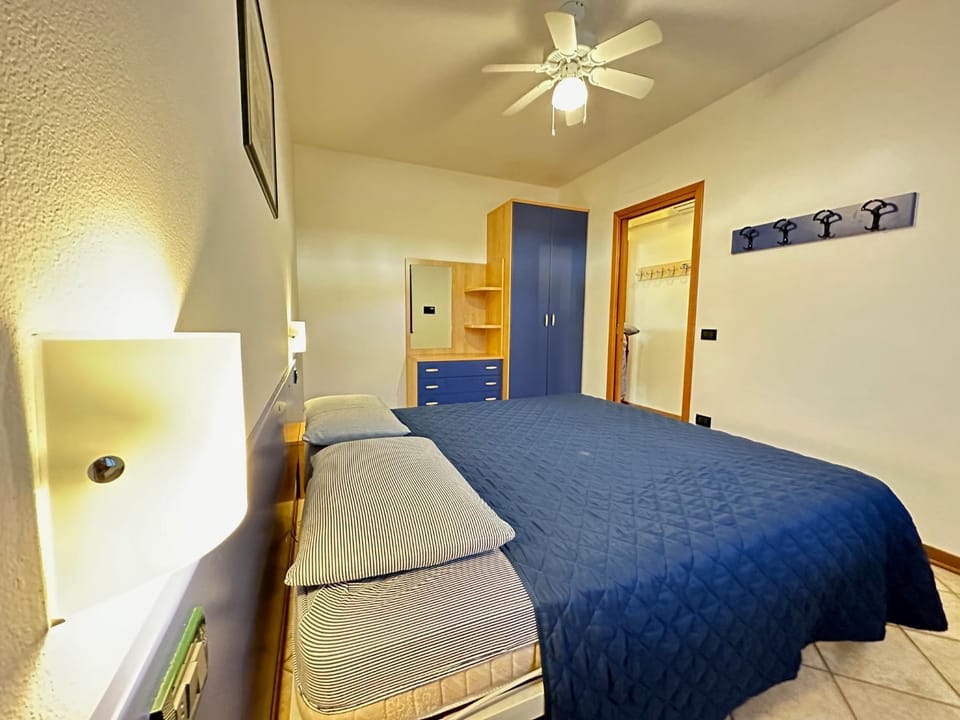 Photo of the whole room, Bedroom, wardrobe