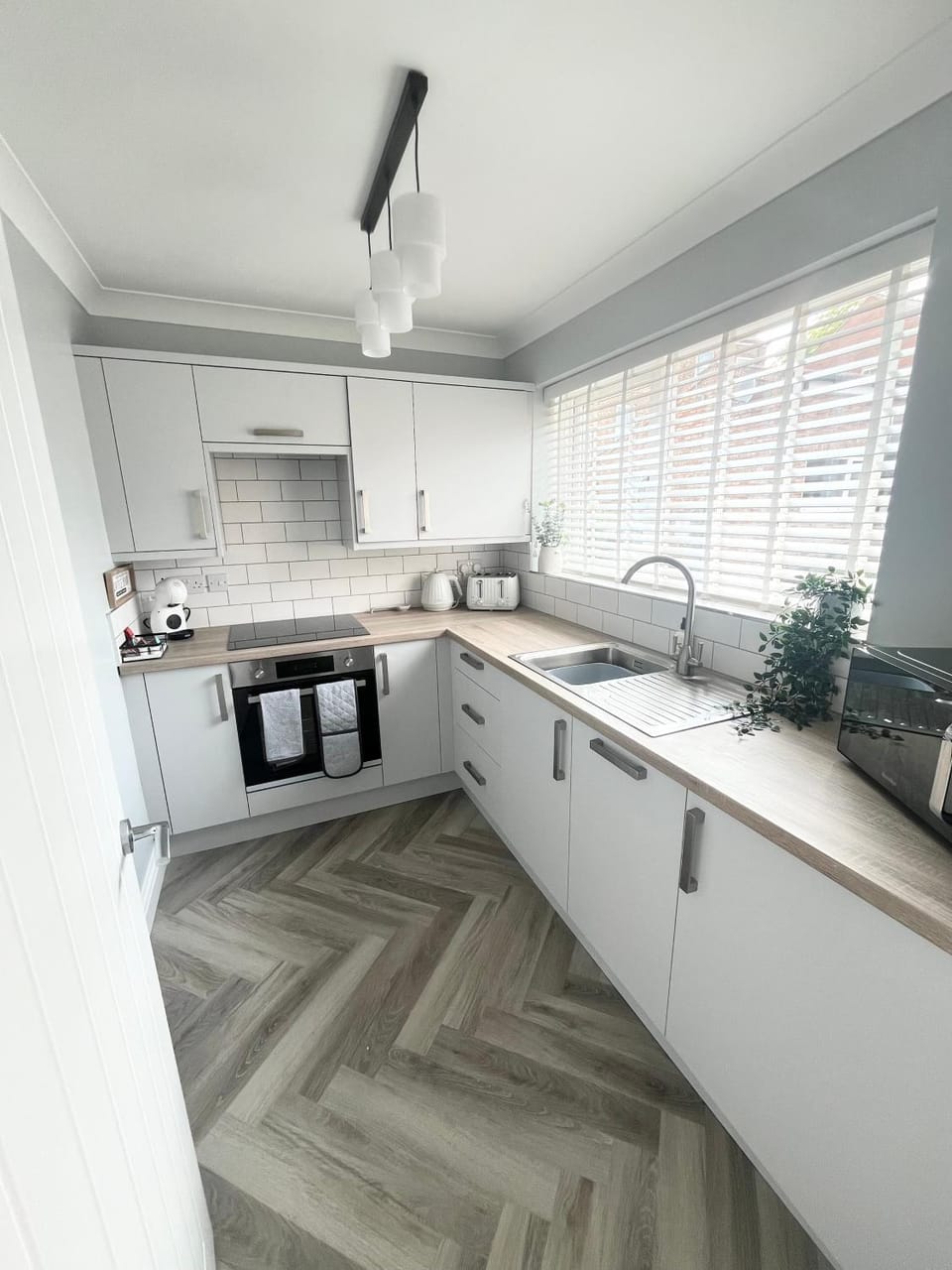 Kitchen or kitchenette, dishwasher, stove