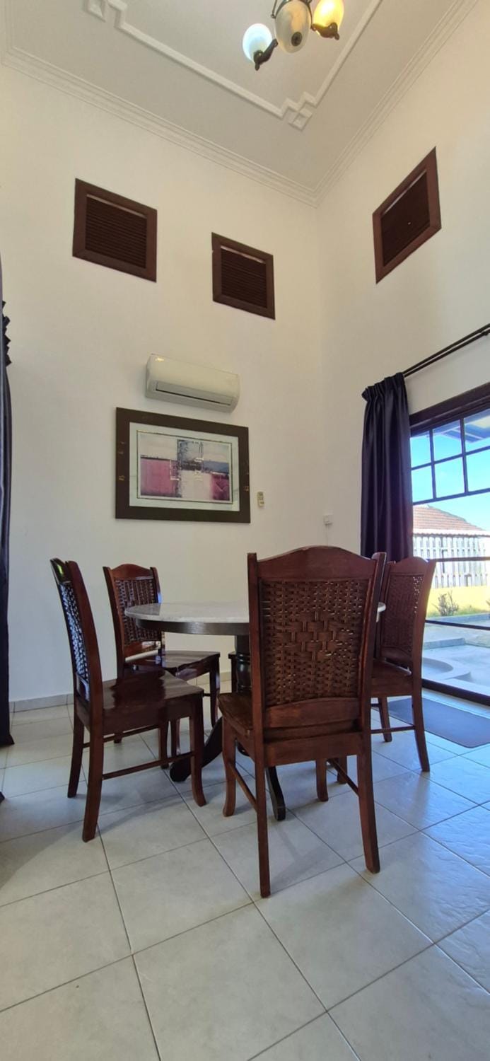 Seating area, Dining area, air conditioner