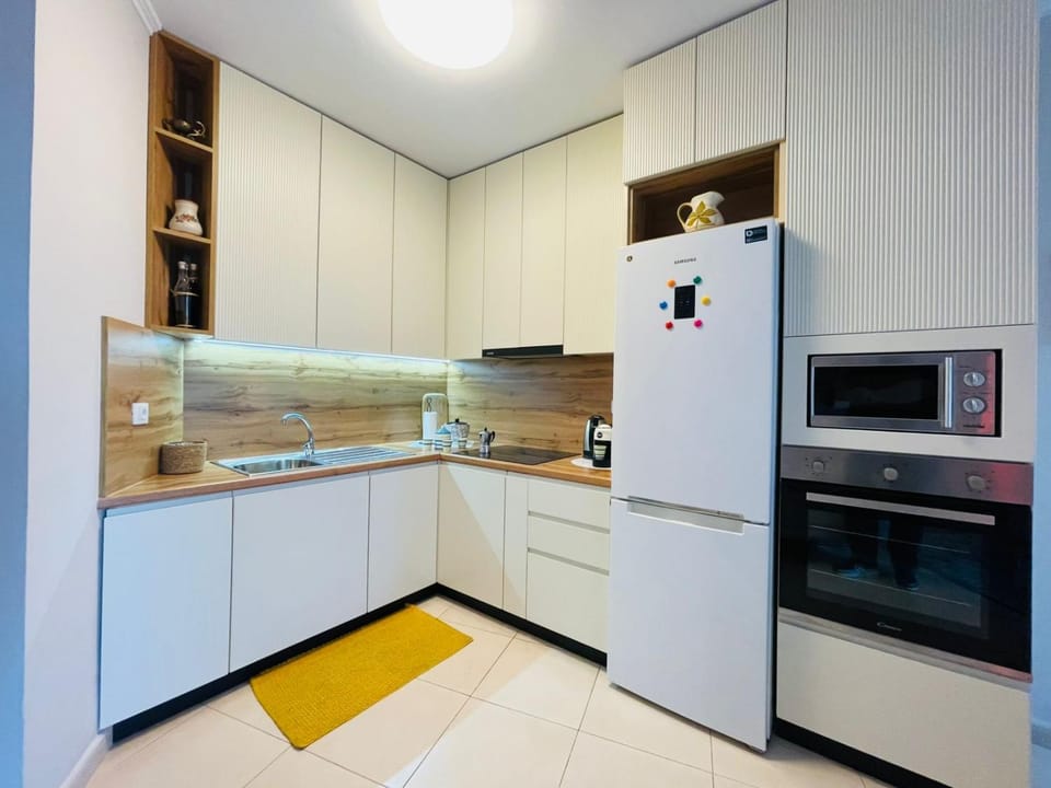 Kitchen or kitchenette, dishwasher, minibar, oven, stove