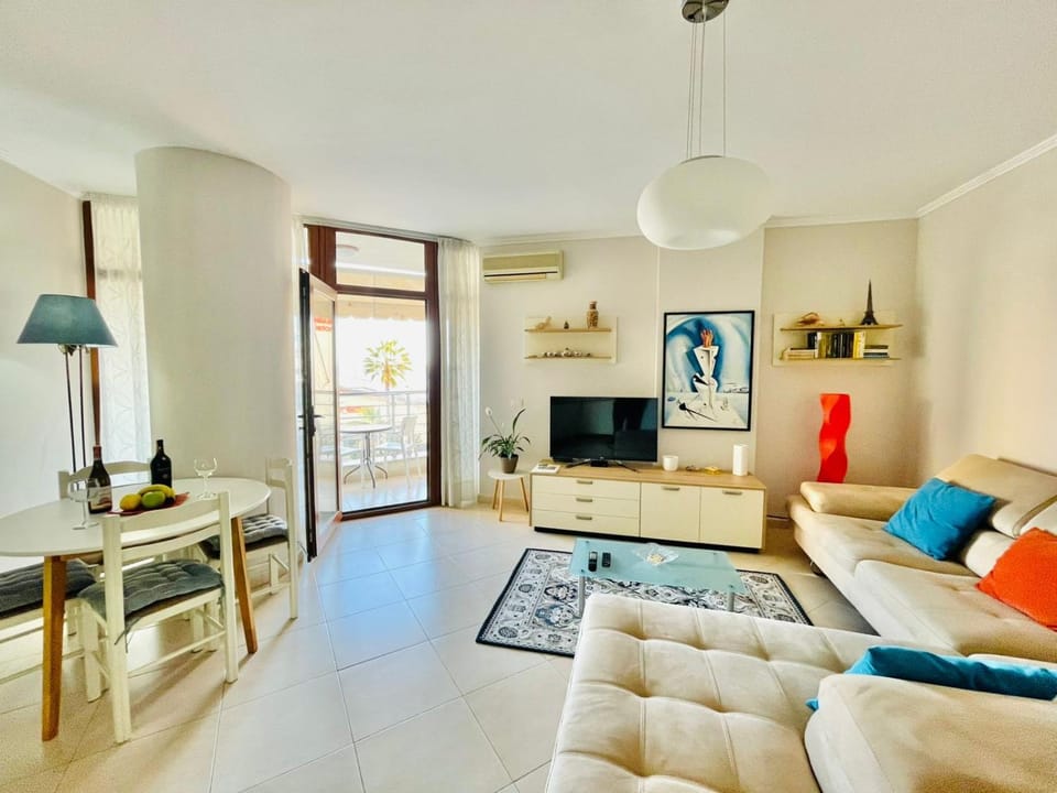 TV and multimedia, Living room, Seating area, Evening entertainment, air conditioner
