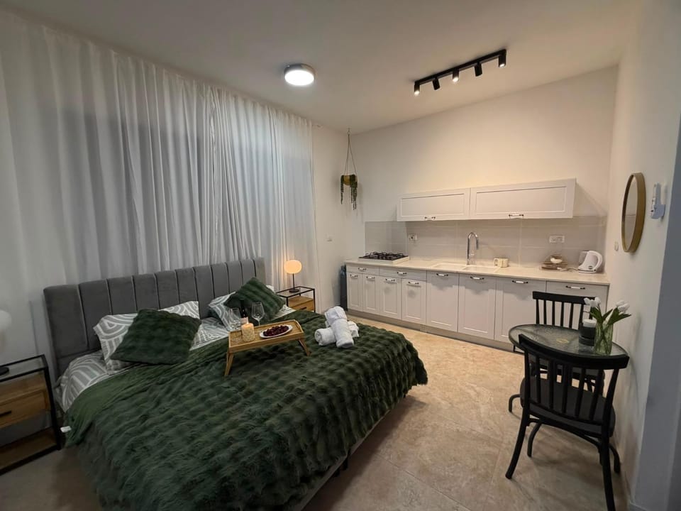 Photo of the whole room, Bedroom, towels