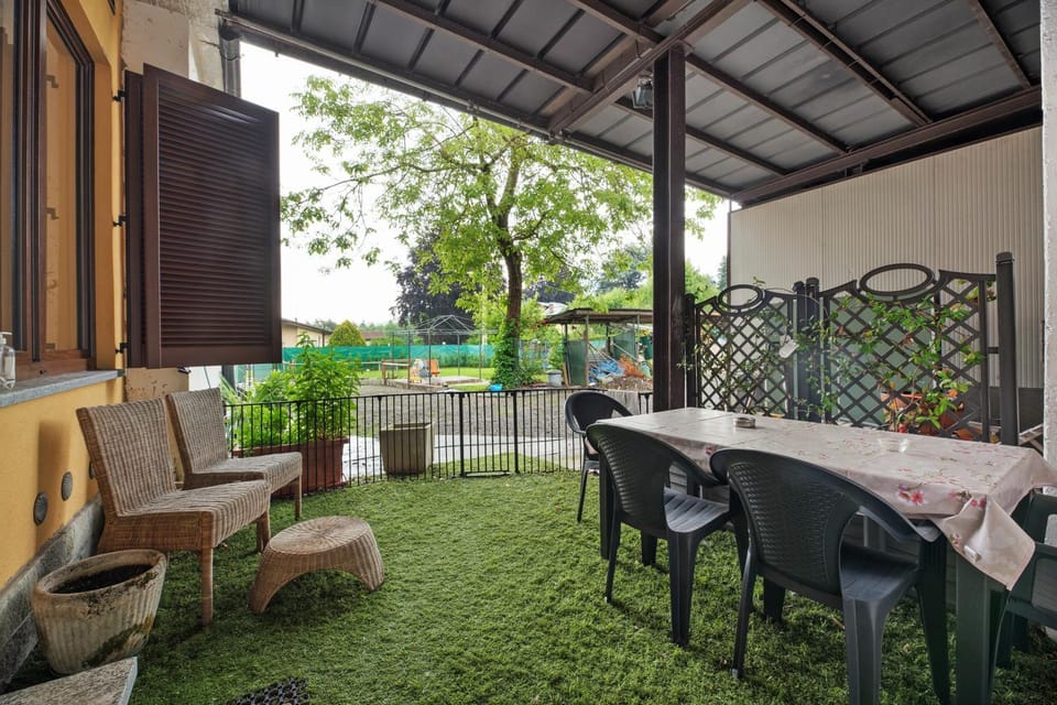 Property building, Balcony/Terrace, Living room