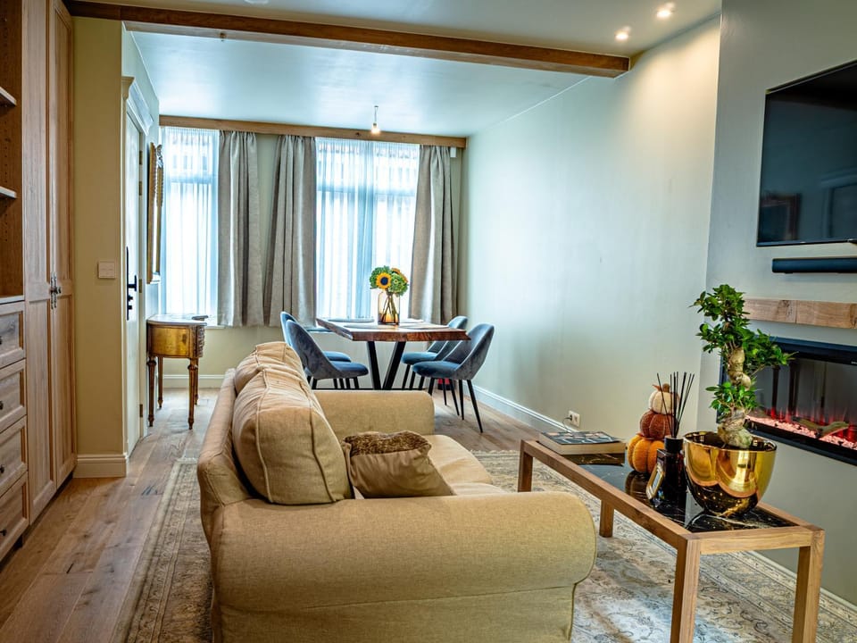 TV and multimedia, Living room, Seating area, Dining area