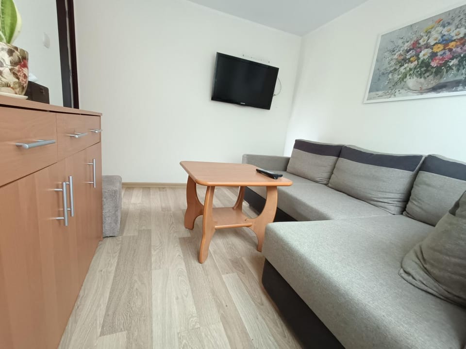 Communal lounge/ TV room, TV and multimedia, Living room, Seating area, Evening entertainment