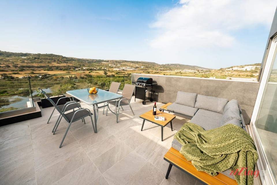 Natural landscape, BBQ facilities, View (from property/room), Balcony/Terrace, Balcony/Terrace, Seating area, Dining area