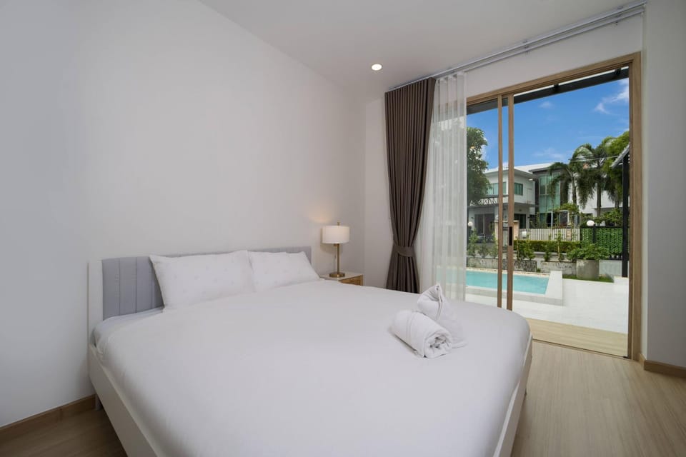 Bed, Bedroom, Pool view