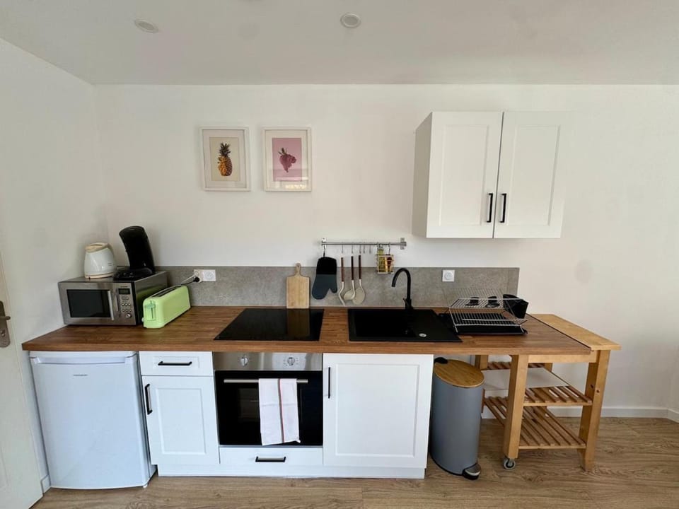 Coffee/tea facilities, Kitchen or kitchenette, dishwasher, oven, stove, toaster