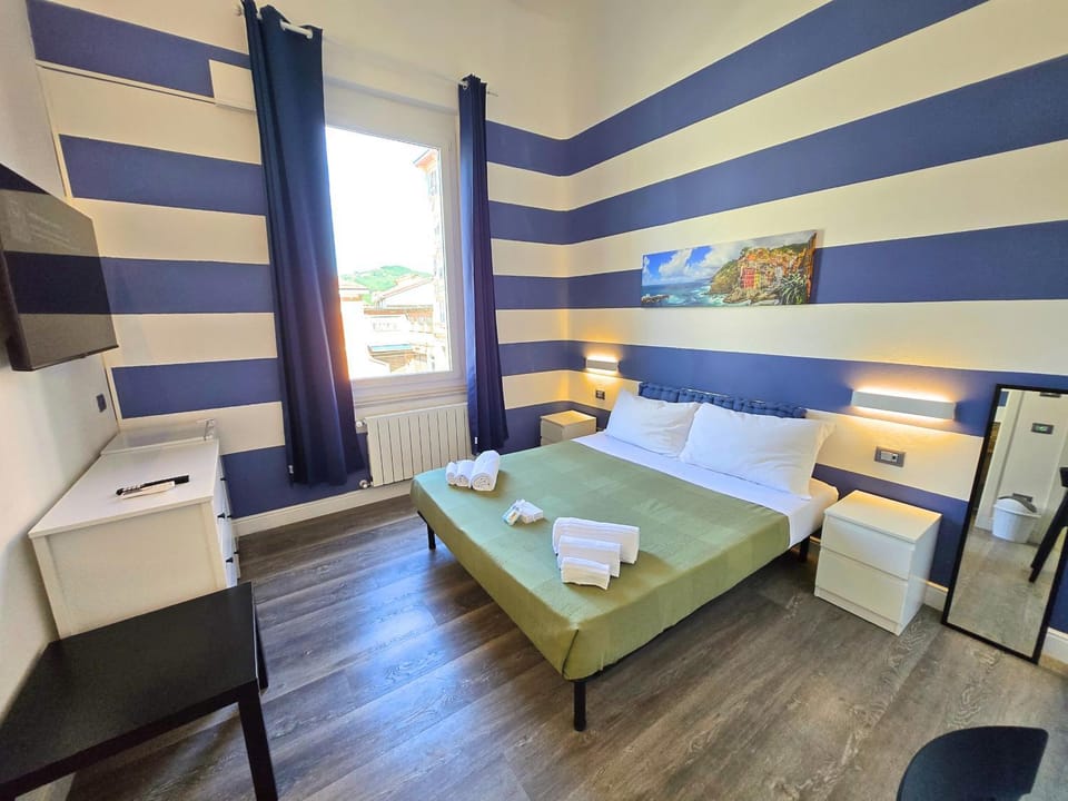 Bed, TV and multimedia, Photo of the whole room, Bedroom, towels