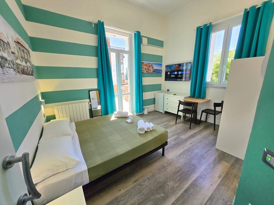 Bed, TV and multimedia, Photo of the whole room, Evening entertainment, Bedroom, towels